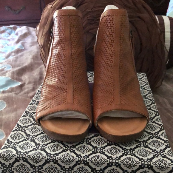 Isola Iliana Size 9.5 Luggage color BEAUTIFUL🌸BNT - Picture 2 of 6